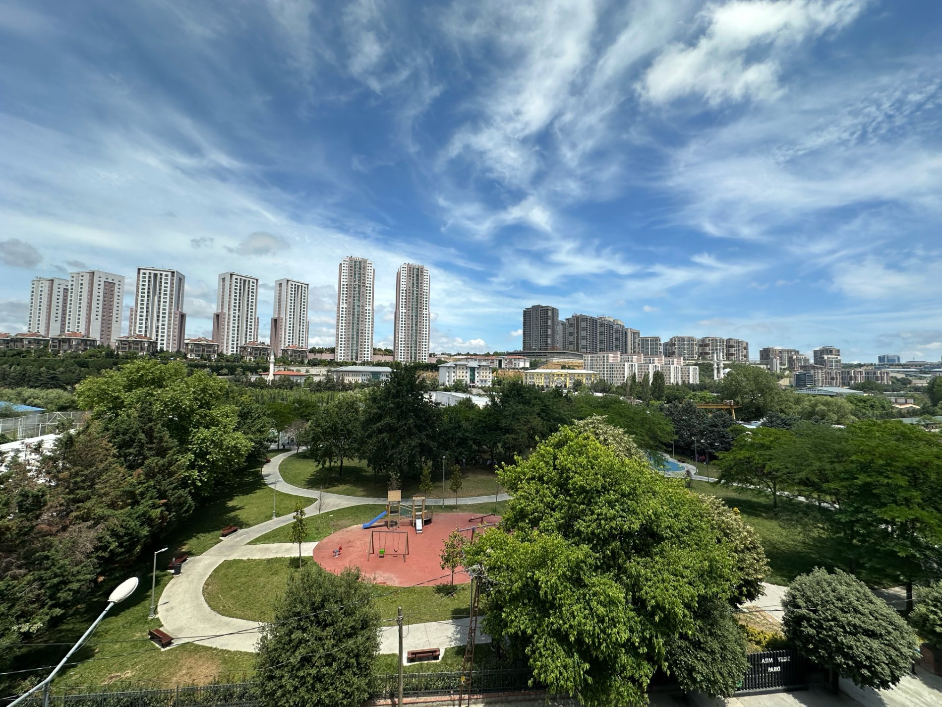 Daireden görünen park manzarası
